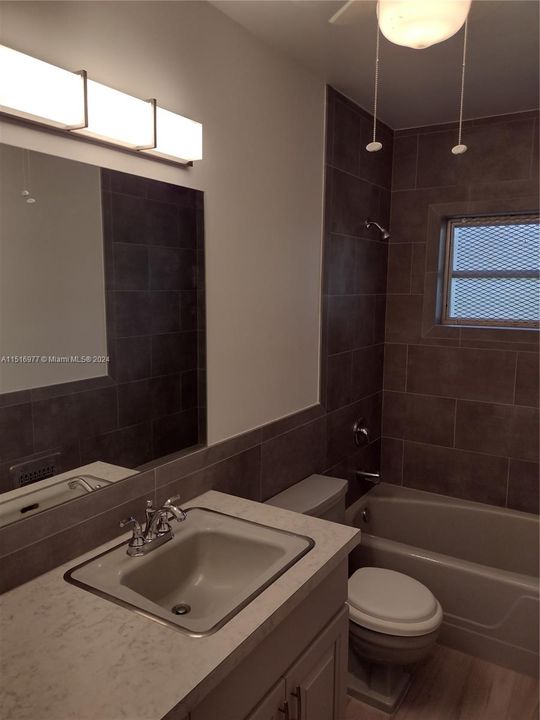 最近售出: $425,000 (3 贝兹, 2 浴室, 1586 平方英尺)