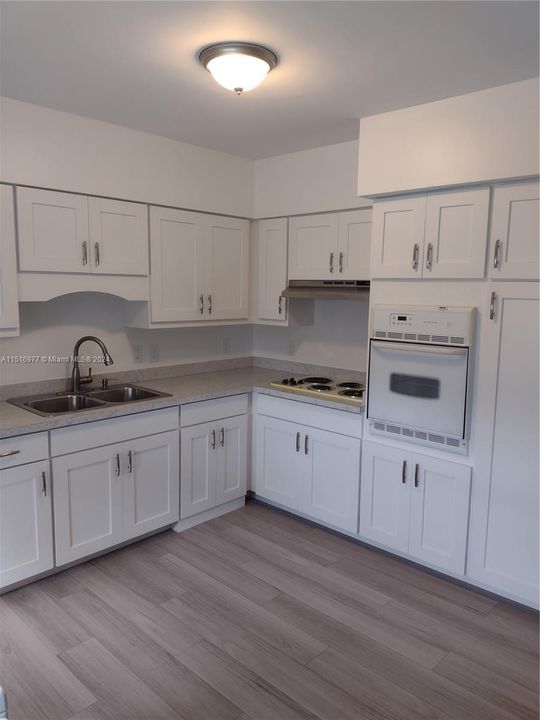 最近售出: $425,000 (3 贝兹, 2 浴室, 1586 平方英尺)