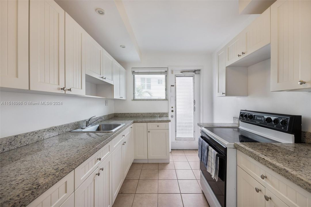 Active With Contract: $325,000 (1 beds, 1 baths, 800 Square Feet)