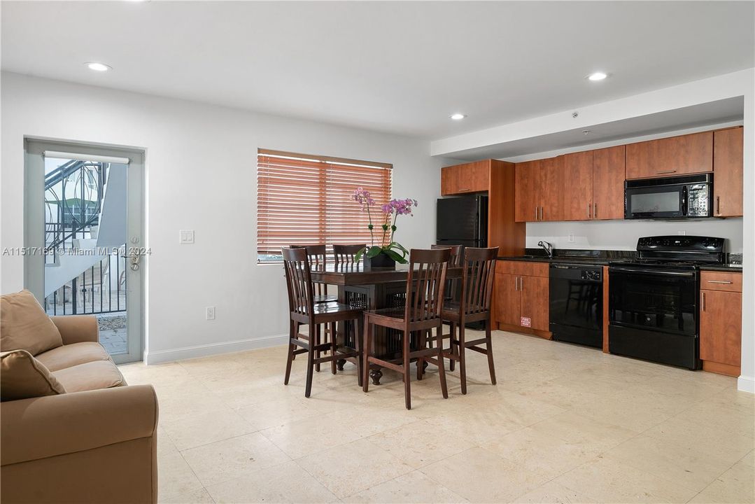 For Sale: $425,000 (1 beds, 1 baths, 552 Square Feet)