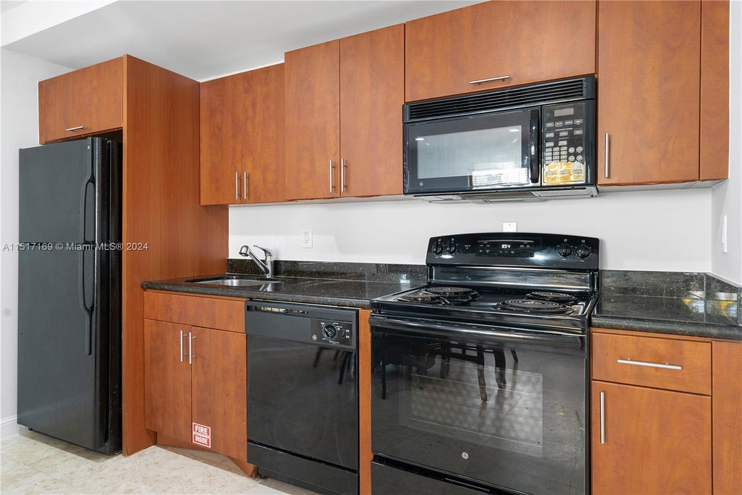 For Sale: $425,000 (1 beds, 1 baths, 552 Square Feet)