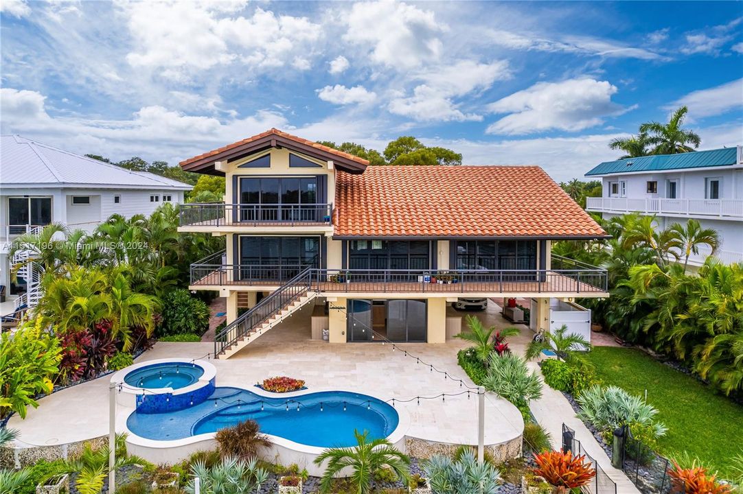 Vendido Recientemente: $3,699,000 (3 camas, 3 baños, 2051 Pies cuadrados)