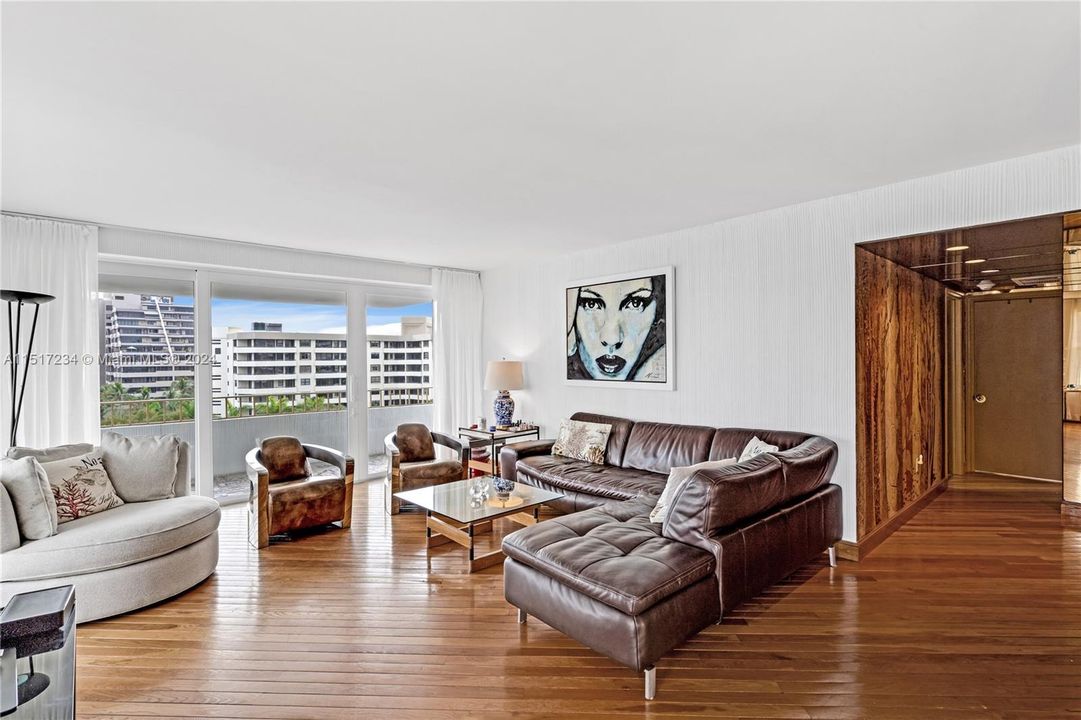 For Sale: $1,300,000 (2 beds, 2 baths, 1350 Square Feet)