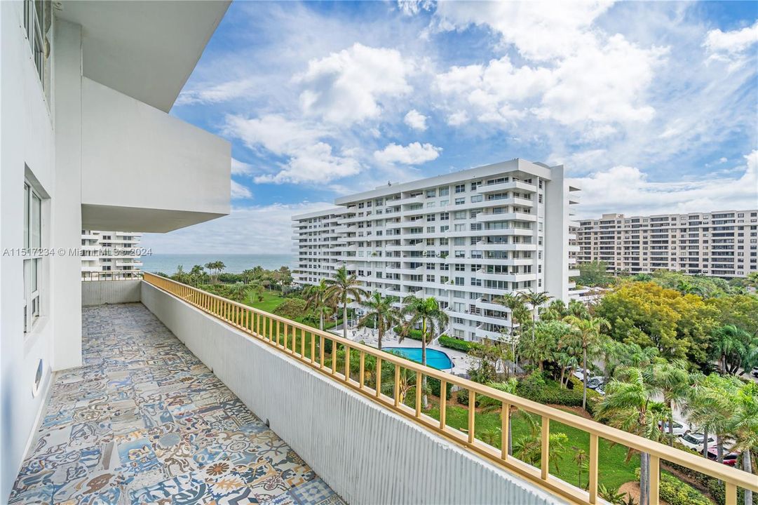 For Sale: $1,300,000 (2 beds, 2 baths, 1350 Square Feet)