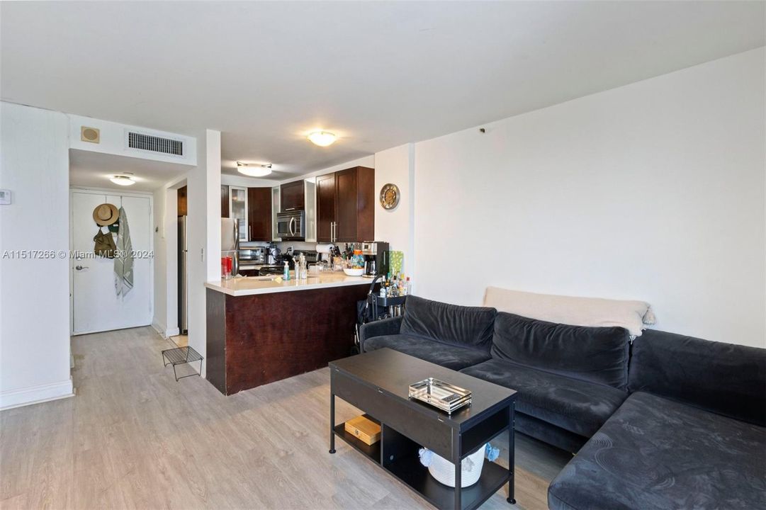Active With Contract: $309,900 (1 beds, 1 baths, 576 Square Feet)