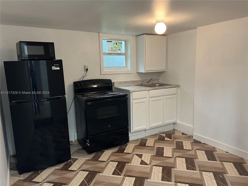 Recently Rented: $1,300 (1 beds, 1 baths, 1230 Square Feet)