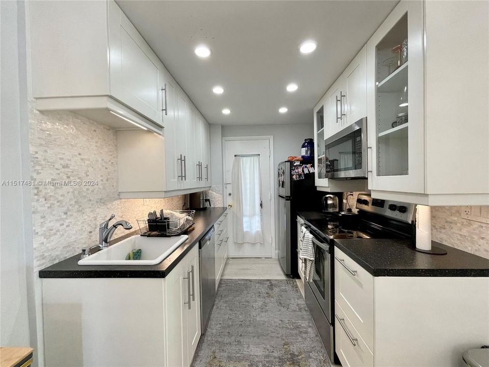 For Sale: $323,000 (1 beds, 1 baths, 667 Square Feet)