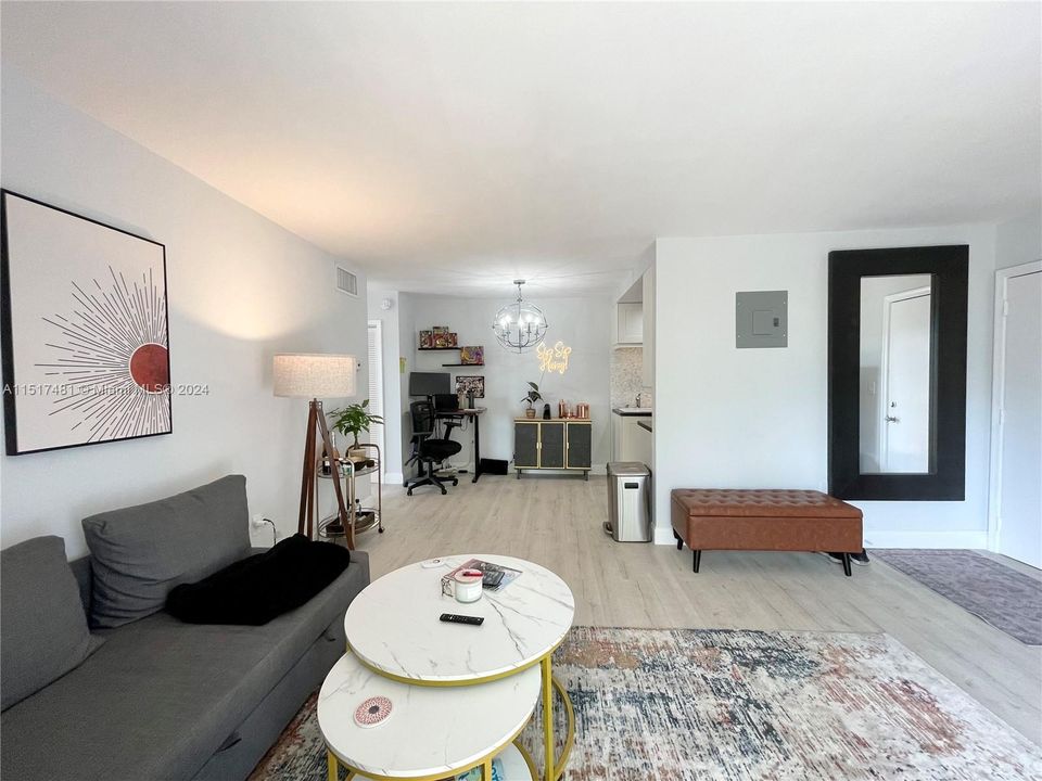 For Sale: $323,000 (1 beds, 1 baths, 667 Square Feet)