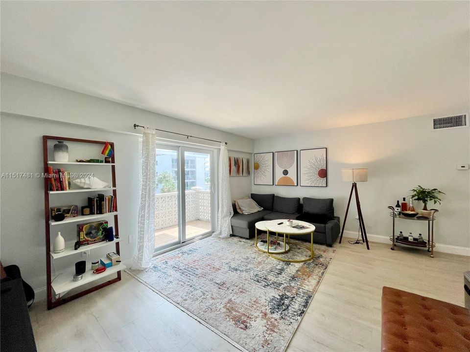 For Sale: $323,000 (1 beds, 1 baths, 667 Square Feet)