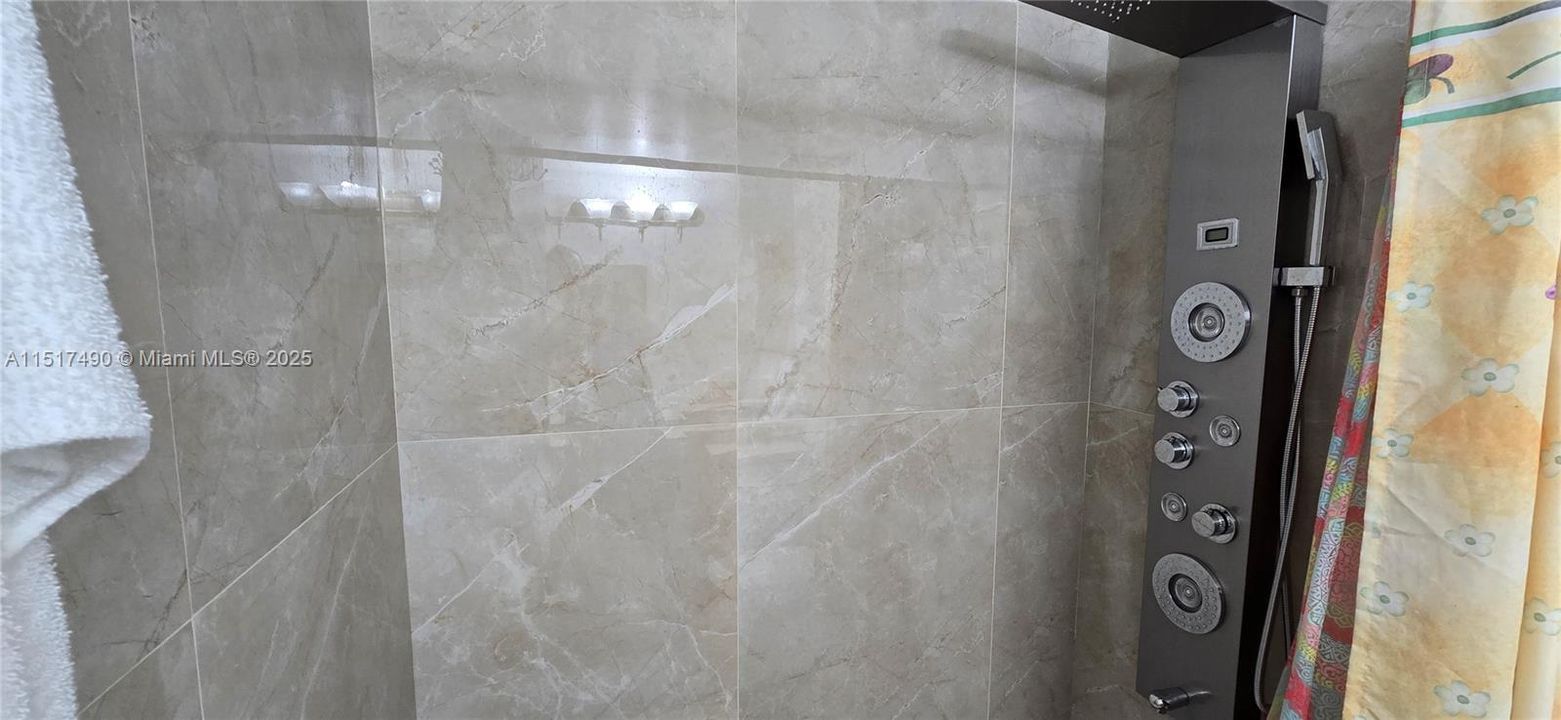 合同活跃: $218,500 (2 贝兹, 1 浴室, 770 平方英尺)