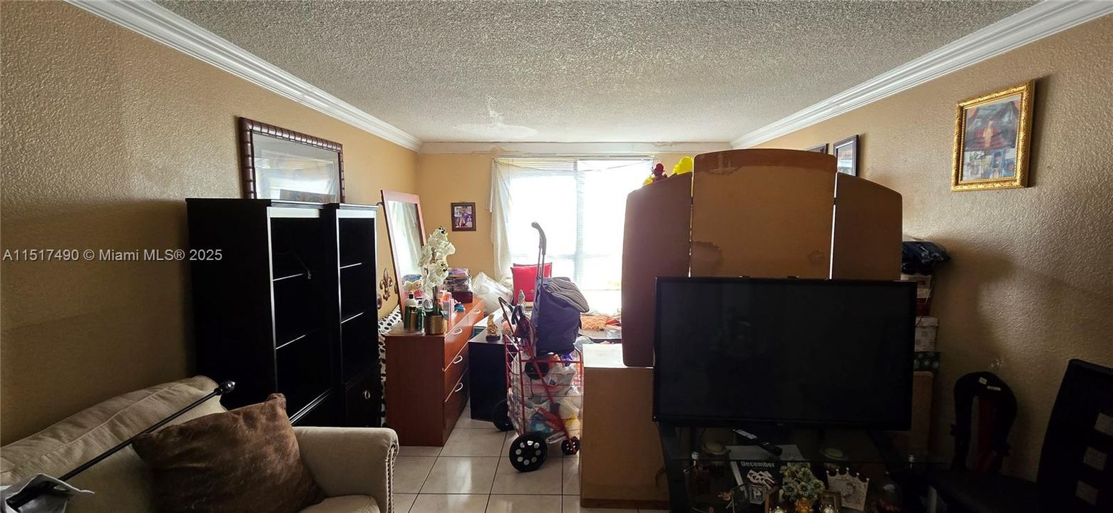 合同活跃: $218,500 (2 贝兹, 1 浴室, 770 平方英尺)