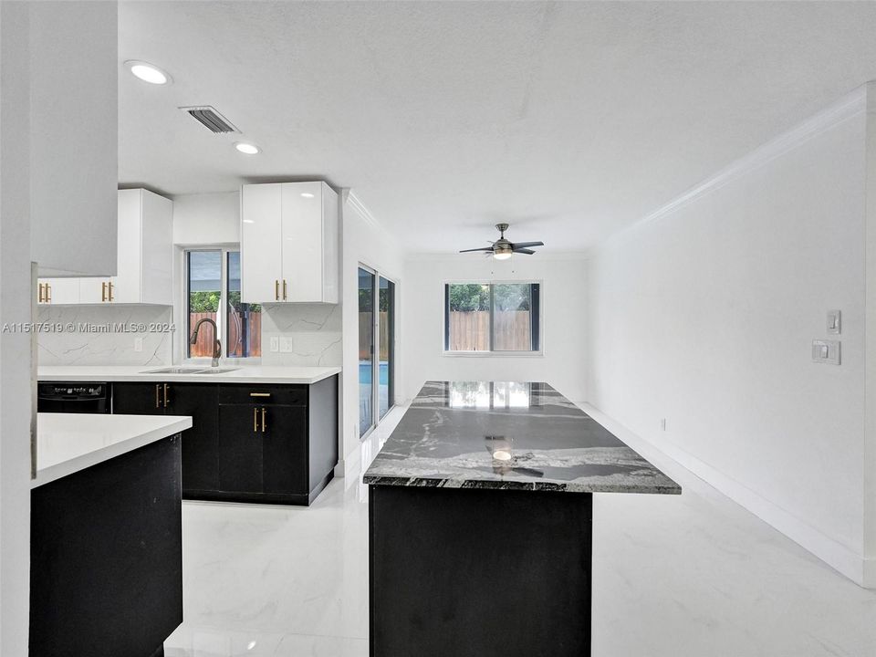 Vendido Recientemente: $815,000 (4 camas, 3 baños, 2095 Pies cuadrados)