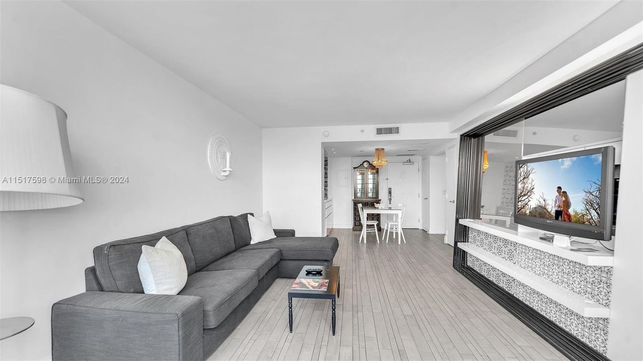 For Sale: $499,000 (1 beds, 1 baths, 676 Square Feet)