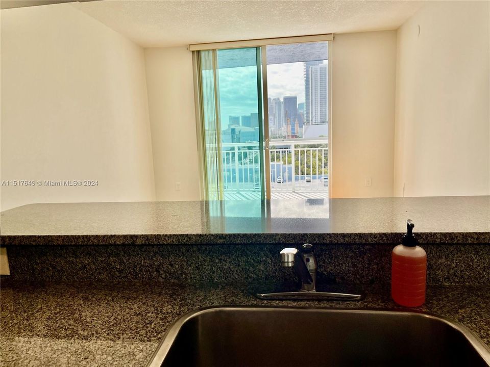 Active With Contract: $375,000 (1 beds, 1 baths, 718 Square Feet)