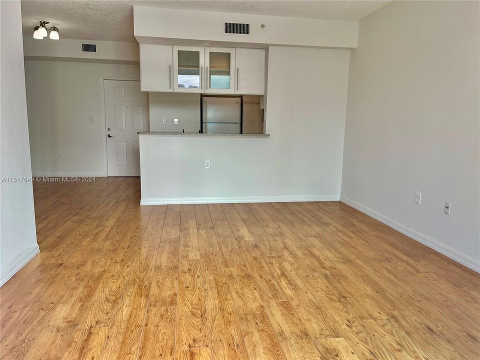 Active With Contract: $375,000 (1 beds, 1 baths, 718 Square Feet)