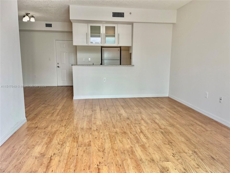 For Sale: $375,000 (1 beds, 1 baths, 718 Square Feet)