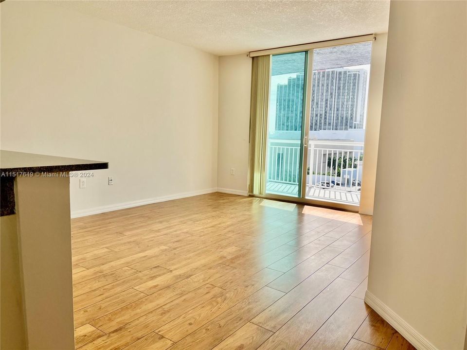 For Sale: $375,000 (1 beds, 1 baths, 718 Square Feet)