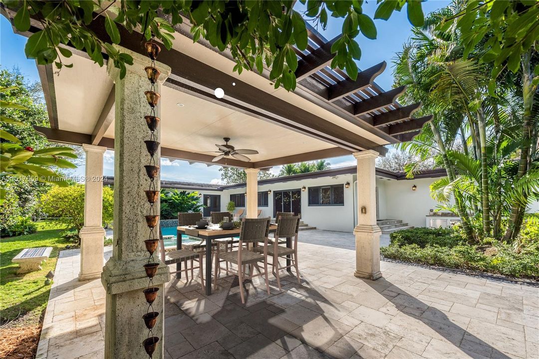 Recently Sold: $1,995,000 (4 beds, 3 baths, 3096 Square Feet)