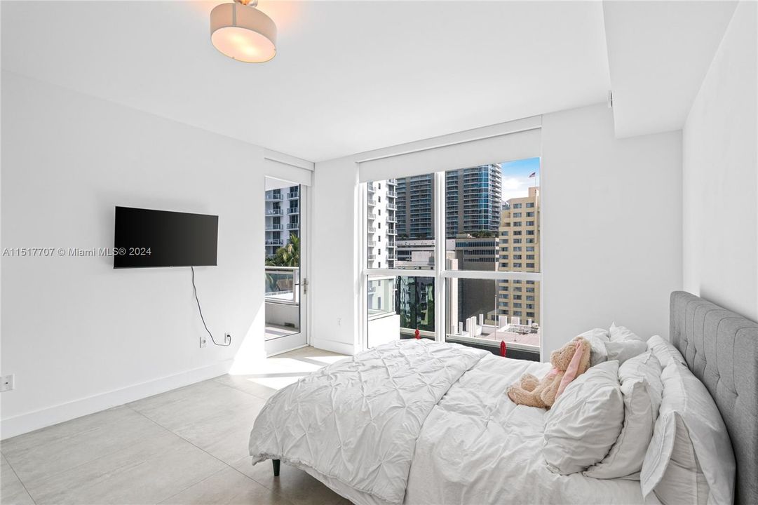 For Sale: $695,000 (1 beds, 1 baths, 905 Square Feet)