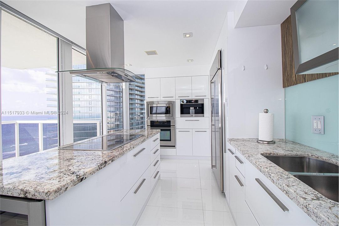 Recently Sold: $2,750,000 (3 beds, 3 baths, 2665 Square Feet)