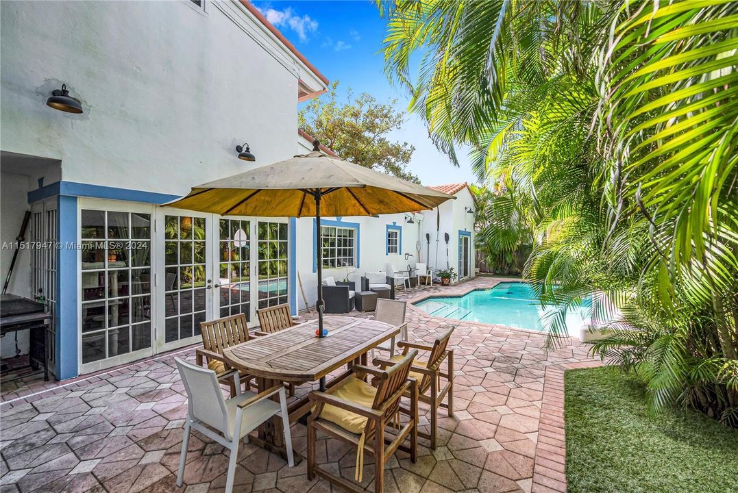 Active With Contract: $3,150,000 (5 beds, 3 baths, 2437 Square Feet)