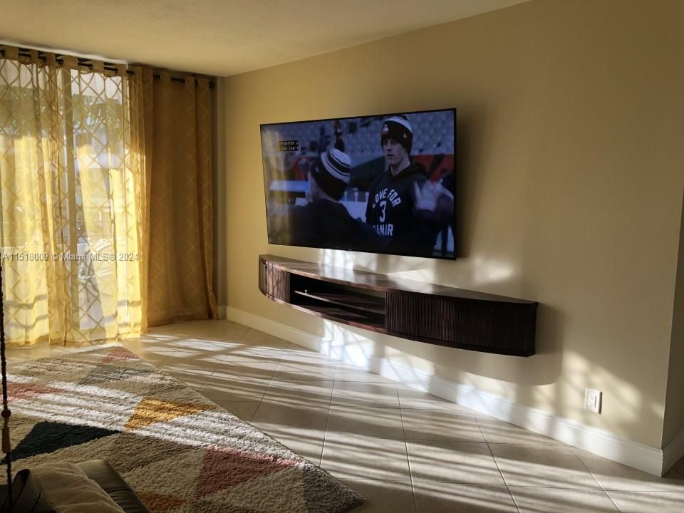 For Sale: $398,000 (2 beds, 2 baths, 1280 Square Feet)