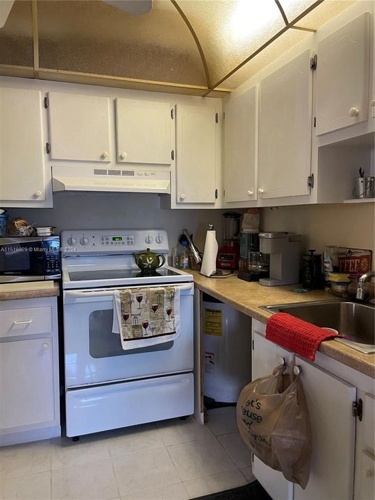 For Sale: $105,000 (1 beds, 1 baths, 720 Square Feet)