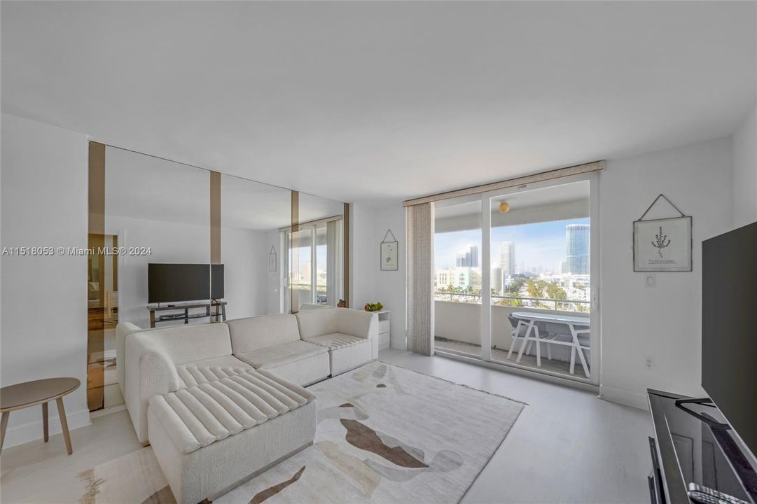 For Sale: $695,000 (1 beds, 1 baths, 665 Square Feet)