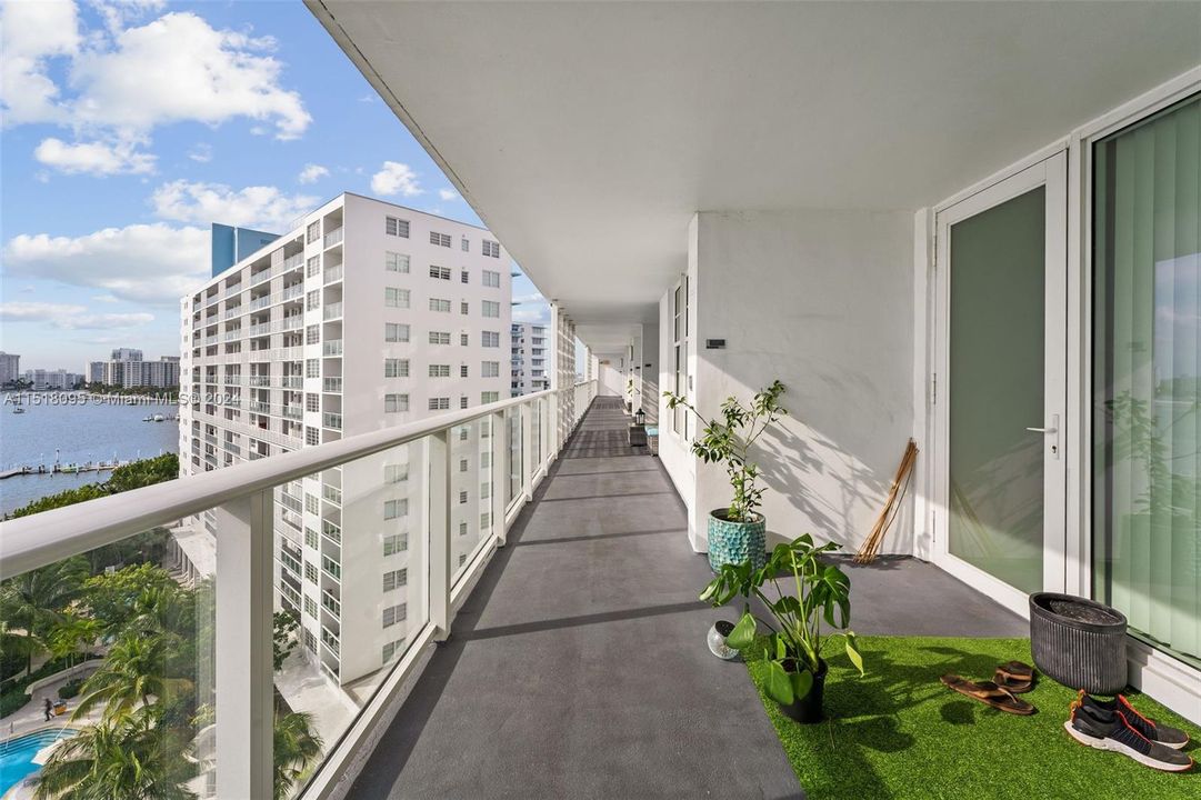Active With Contract: $3,238 (1 beds, 1 baths, 671 Square Feet)