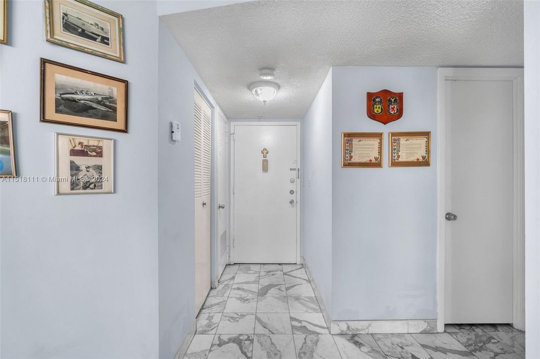 For Sale: $245,000 (1 beds, 1 baths, 775 Square Feet)