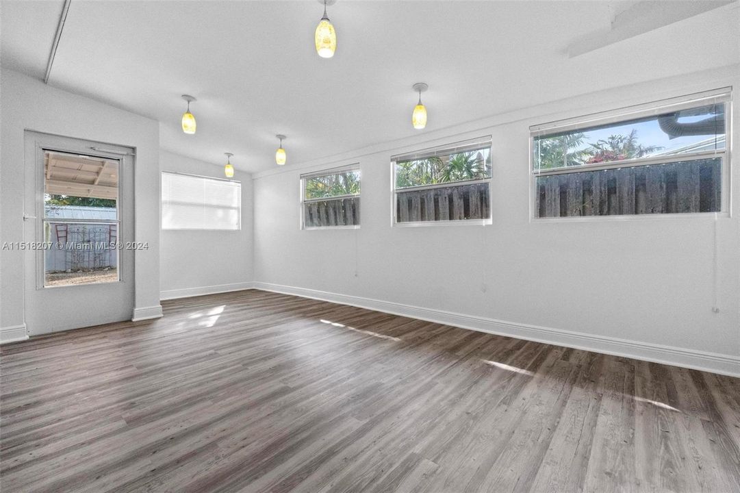 最近售出: $1,289,000 (3 贝兹, 2 浴室, 0 平方英尺)