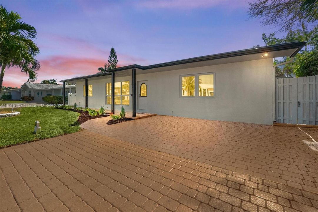 最近售出: $1,289,000 (3 贝兹, 2 浴室, 0 平方英尺)