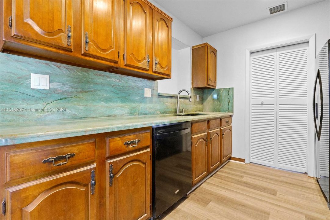 最近售出: $1,289,000 (3 贝兹, 2 浴室, 0 平方英尺)