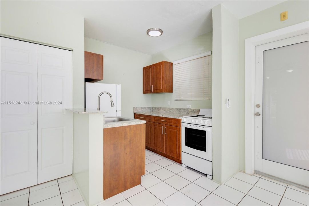 For Sale: $274,900 (1 beds, 1 baths, 710 Square Feet)