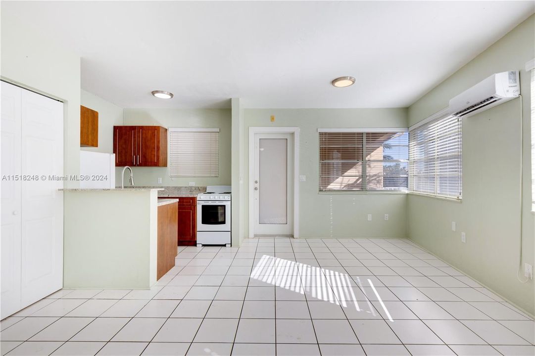 Active With Contract: $274,900 (1 beds, 1 baths, 710 Square Feet)