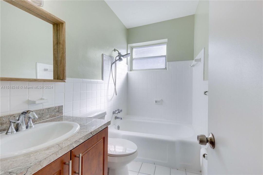 Active With Contract: $274,900 (1 beds, 1 baths, 710 Square Feet)
