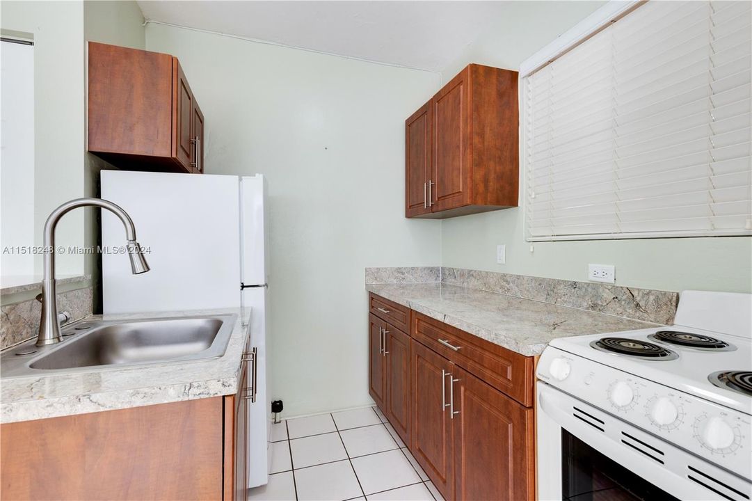 For Sale: $274,900 (1 beds, 1 baths, 710 Square Feet)