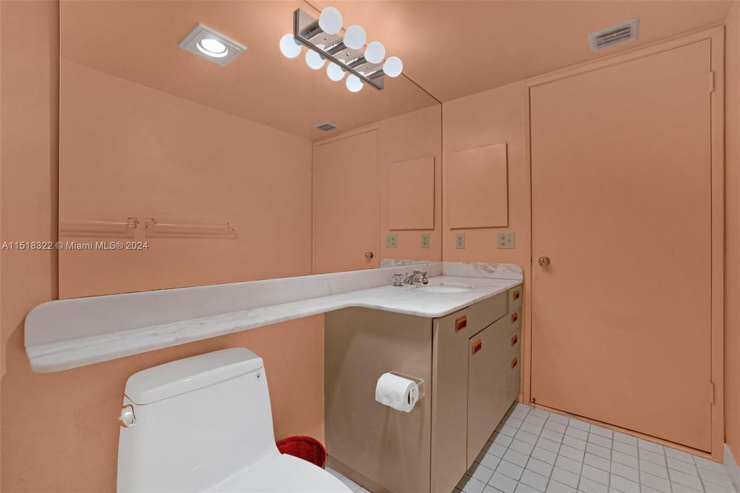 For Sale: $1,100,000 (2 beds, 2 baths, 1600 Square Feet)