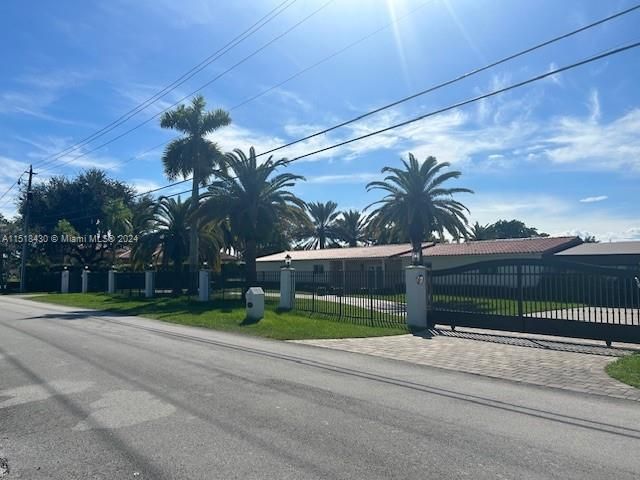 Recently Rented: $9,500 (6 beds, 4 baths, 5170 Square Feet)