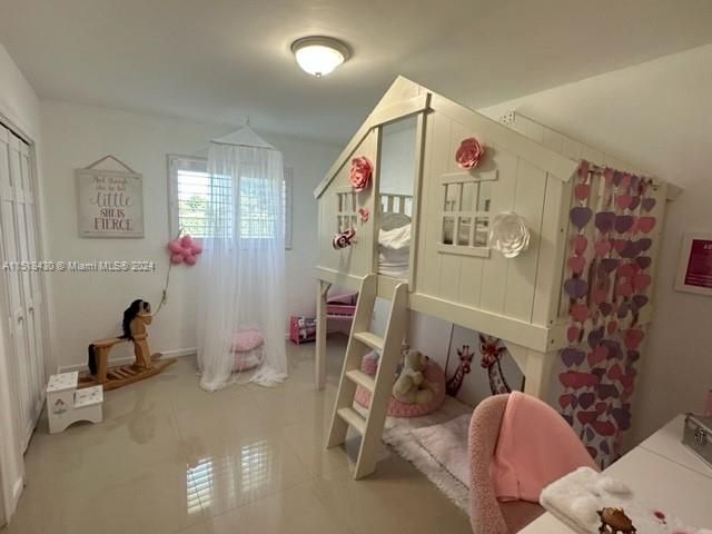 Recently Rented: $9,500 (6 beds, 4 baths, 5170 Square Feet)