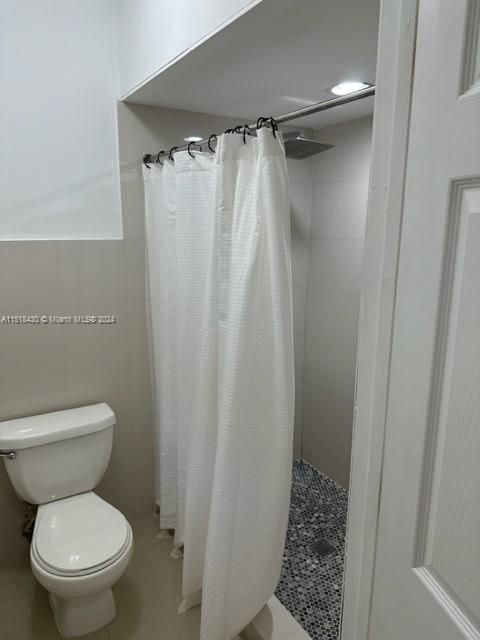 Recently Rented: $9,500 (6 beds, 4 baths, 5170 Square Feet)