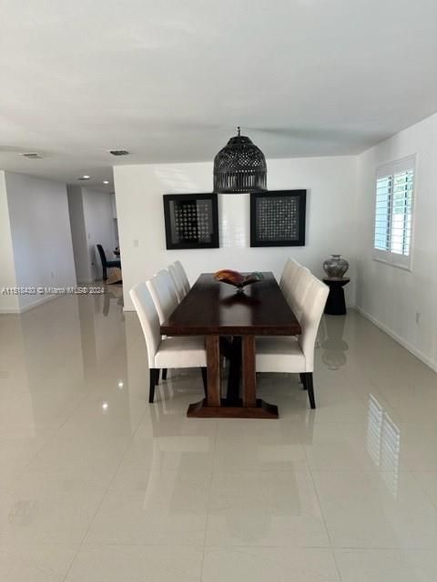 Recently Rented: $9,500 (6 beds, 4 baths, 5170 Square Feet)