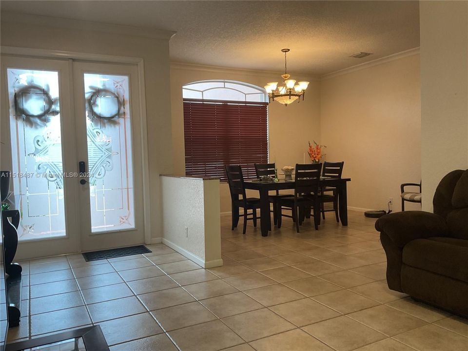 Recently Sold: $625,000 (5 beds, 3 baths, 2558 Square Feet)