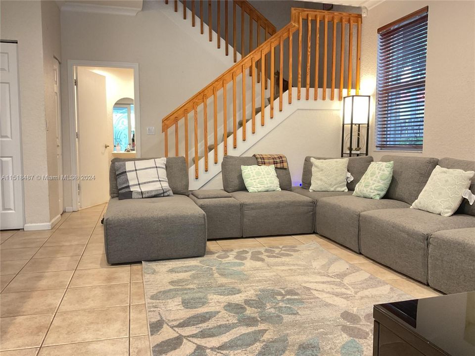 Recently Sold: $625,000 (5 beds, 3 baths, 2558 Square Feet)