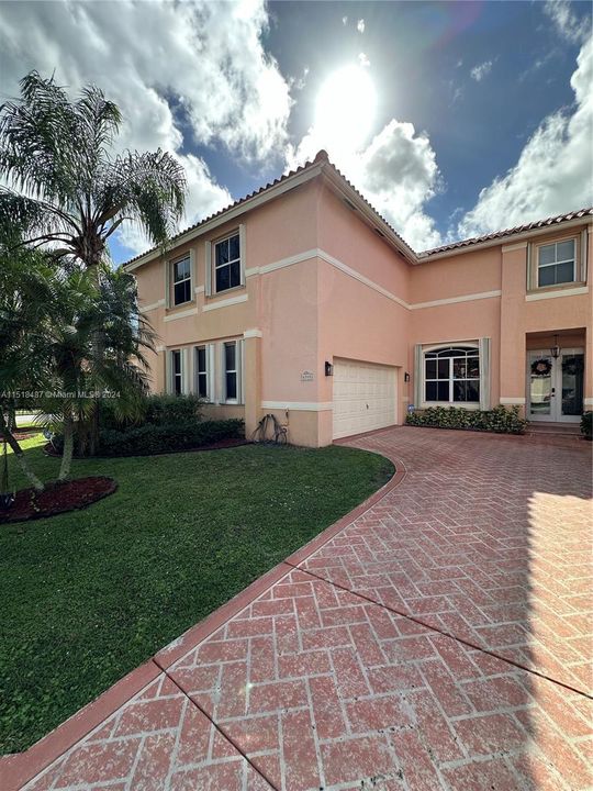 Recently Sold: $625,000 (5 beds, 3 baths, 2558 Square Feet)