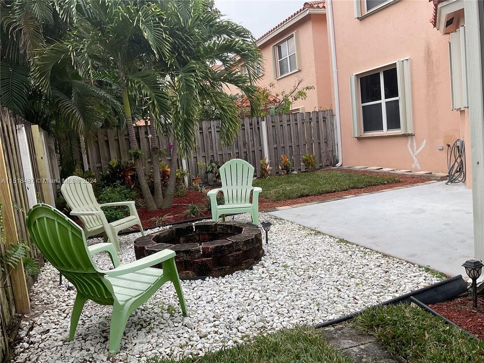 Recently Sold: $625,000 (5 beds, 3 baths, 2558 Square Feet)