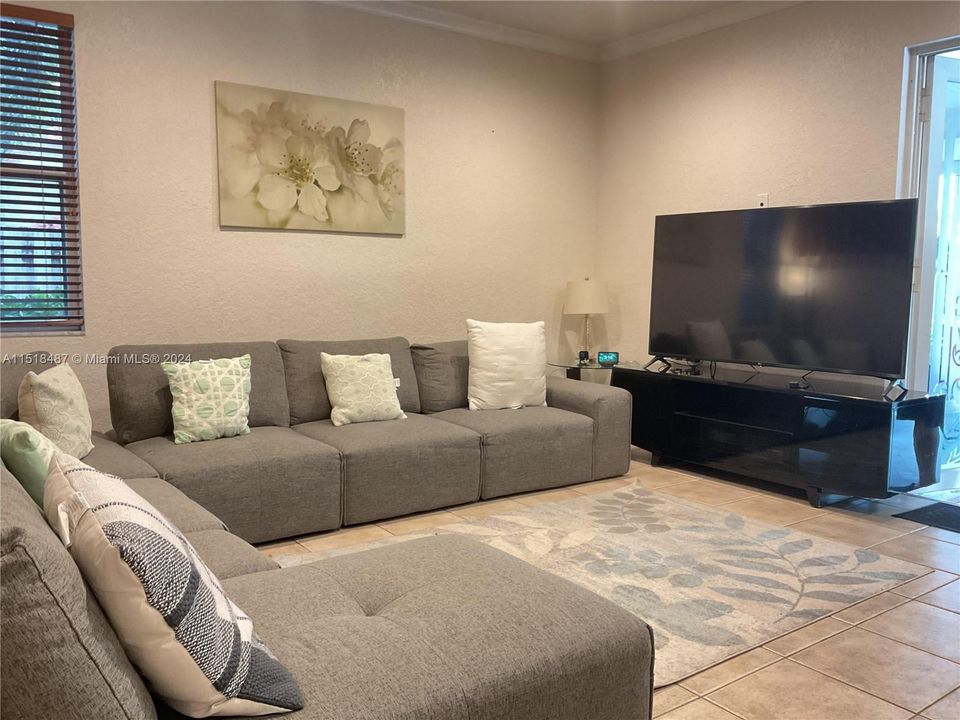 Recently Sold: $625,000 (5 beds, 3 baths, 2558 Square Feet)