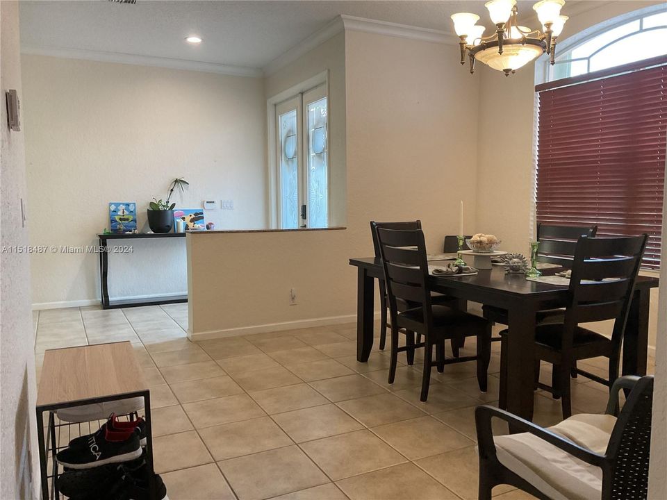 Recently Sold: $625,000 (5 beds, 3 baths, 2558 Square Feet)