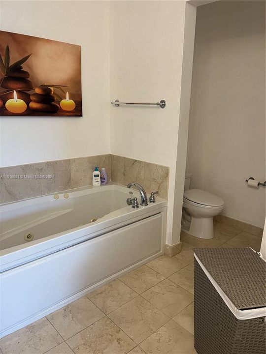 For Sale: $437,000 (1 beds, 1 baths, 1073 Square Feet)