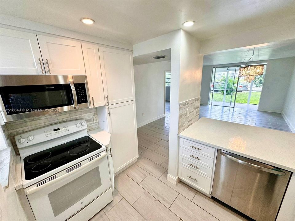 For Sale: $215,000 (1 beds, 1 baths, 768 Square Feet)